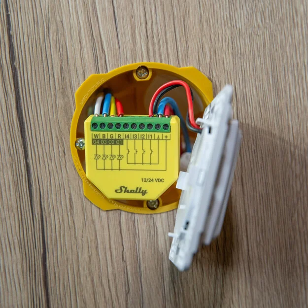 Shelly Plus RGBW PM - Controller Strisce LED WiFI/BT 12-24DC RGBW + PM - immagine 2