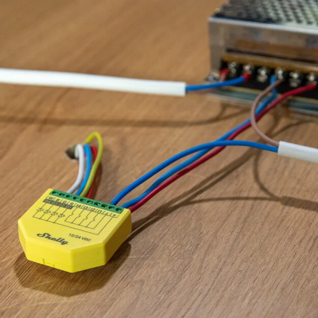 Shelly Plus RGBW PM - Controller Strisce LED WiFI/BT 12-24DC RGBW + PM - immagine 3