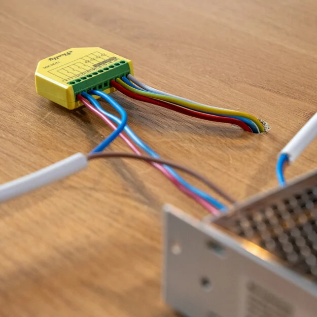 Shelly Plus RGBW PM - Controller Strisce LED WiFI/BT 12-24DC RGBW + PM - immagine 4